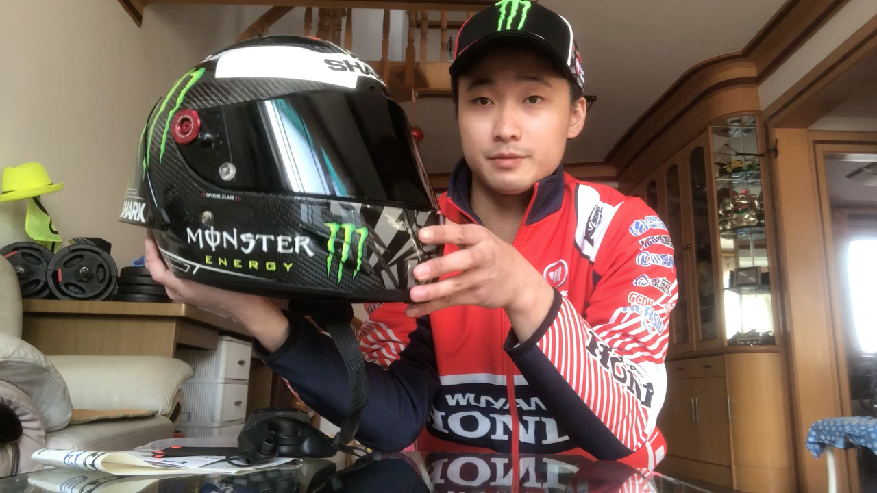 [图]【开箱评测】SHARK大尾翼洛伦佐头盔SHARK RACE-R PRO GP碳纤维