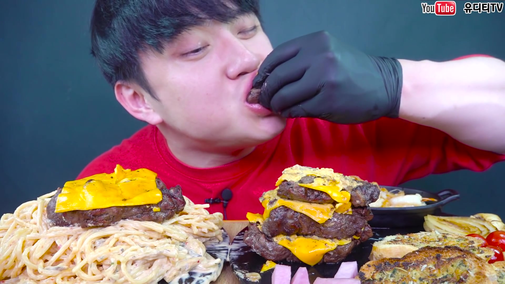 udt191016韩国深渊巨口小哥大口吃泡菜奶油意面和芝士牛排冰可乐收尾