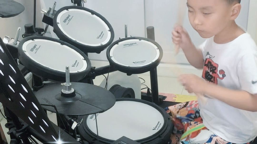 小宝着魔架子鼓