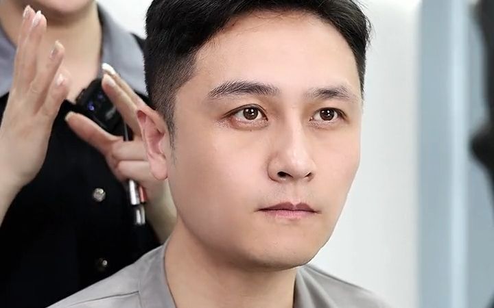 骨相帅哥眉毛轮廓散乱,老师贴合骨相设计野生眉后,这也太英气啦