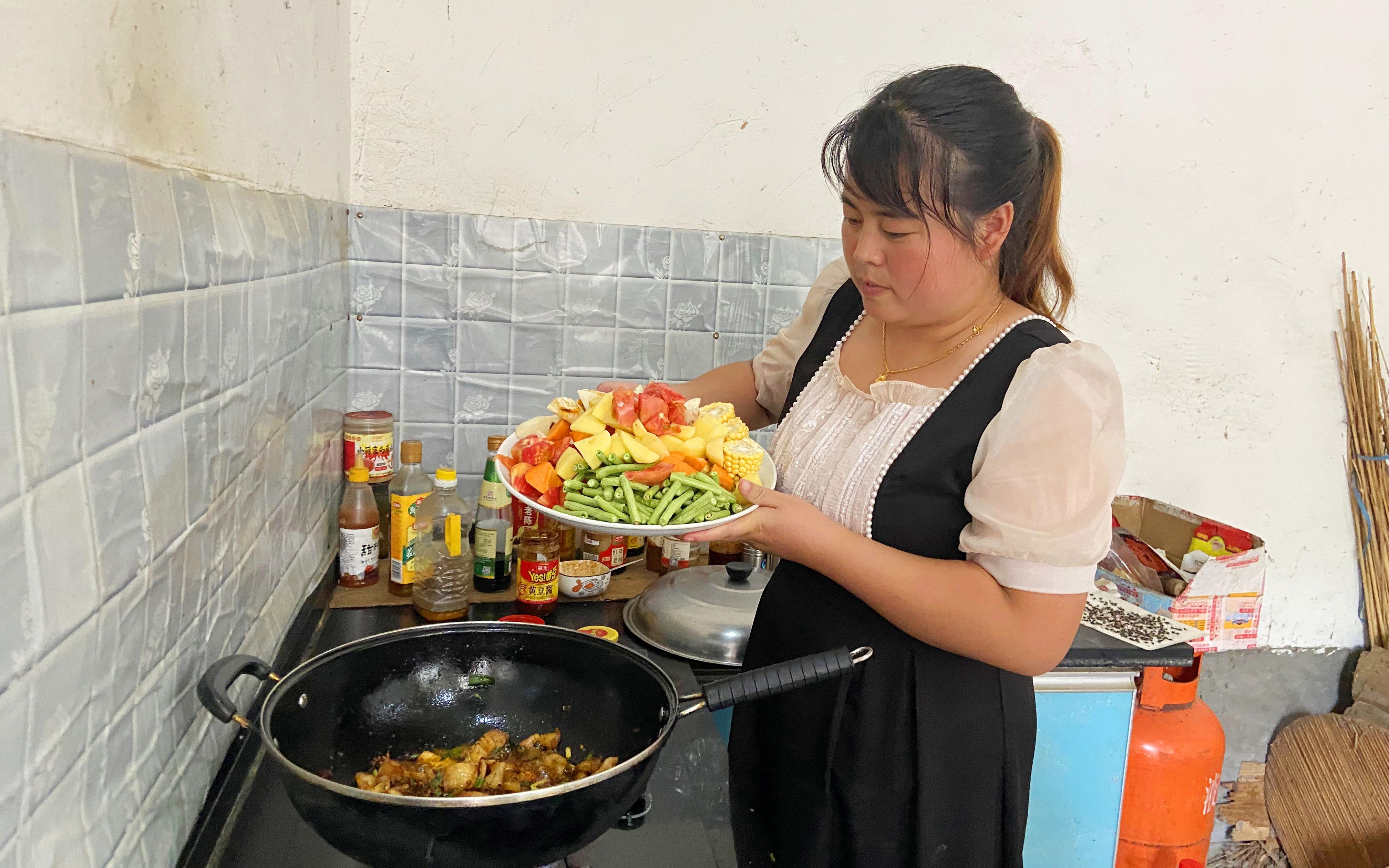 [图]农村菜园迎来大丰收，午饭做啥特色美食？香味扑鼻，吃着太过瘾了