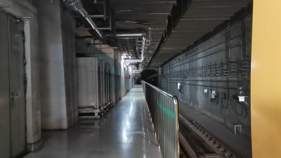 北京地铁7号线07008号车出桥湾站