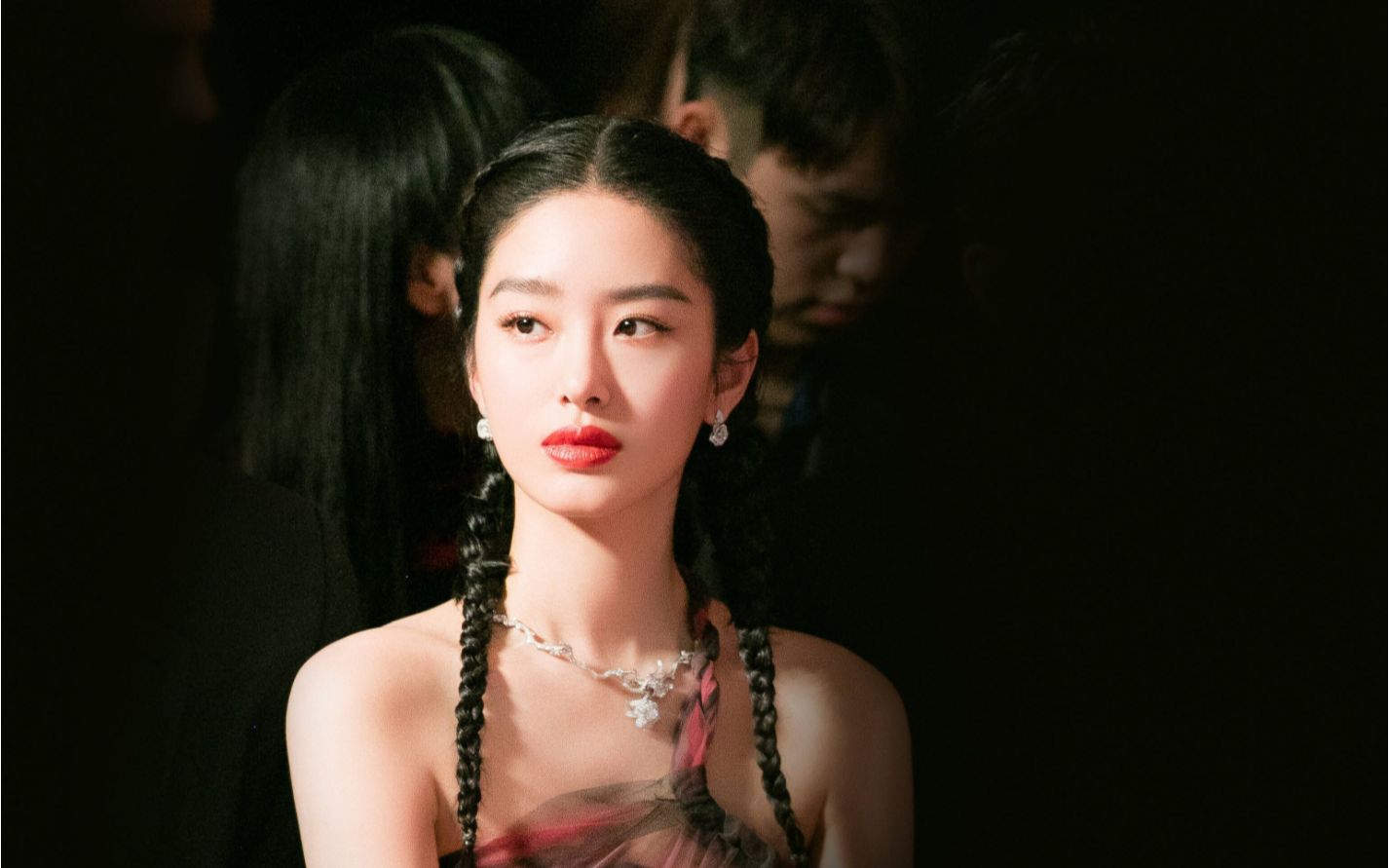 舔颜向 / 被娱乐圈忽略的氛围感美女!进来品品这位冯女郎颜值几分?