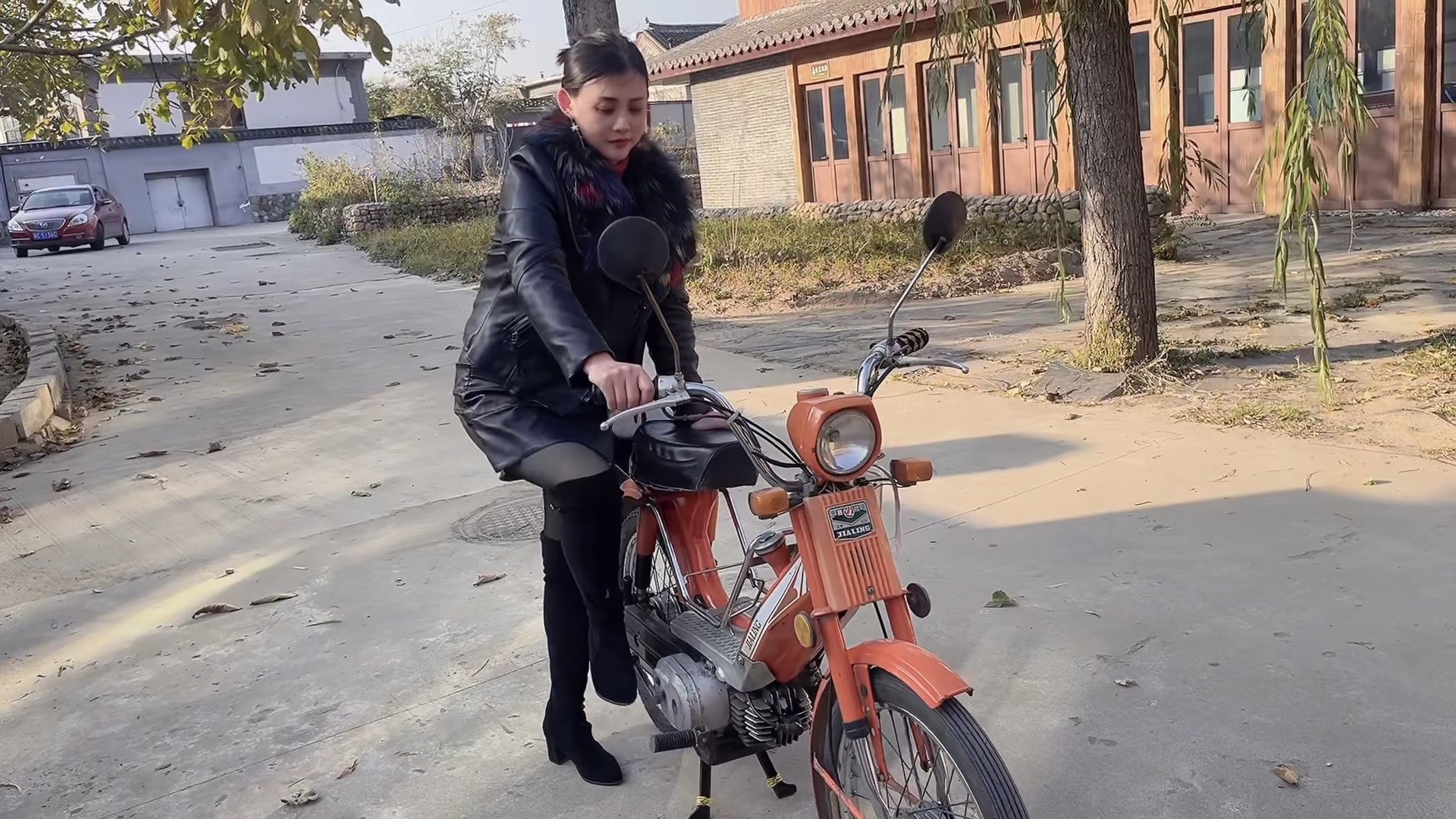 姐姐爆踹发动红鸡公摩托车