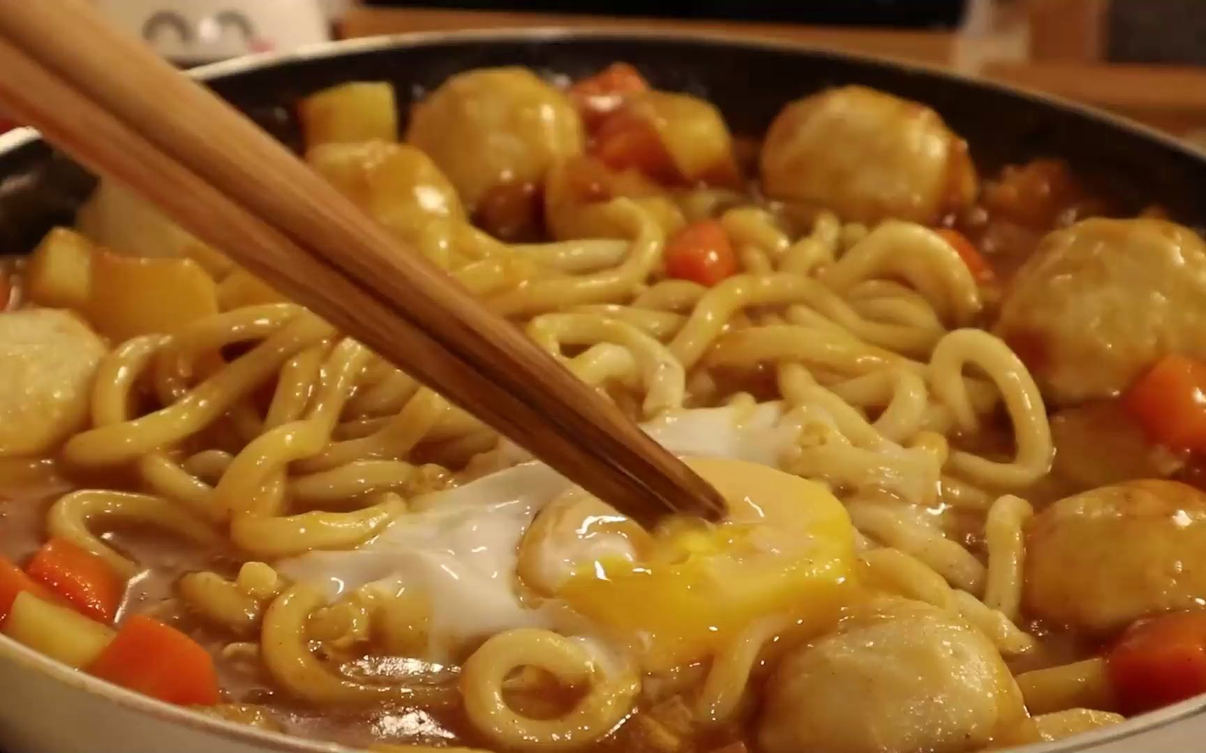 麦兜的咖喱鱼丸粗面!能让你舔盘的那种好吃!汤汁浓郁!