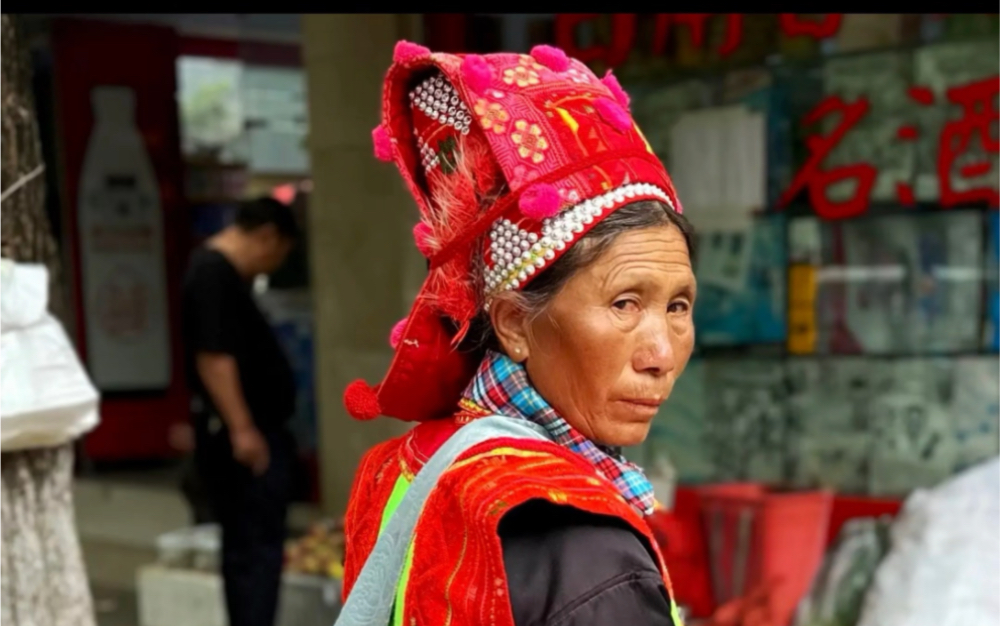 云南ⷮŠ红河哈尼族彝族自治州 |民族女性群像:她们用背篓,撑起了家庭、孕育着文化哔哩哔哩bilibili