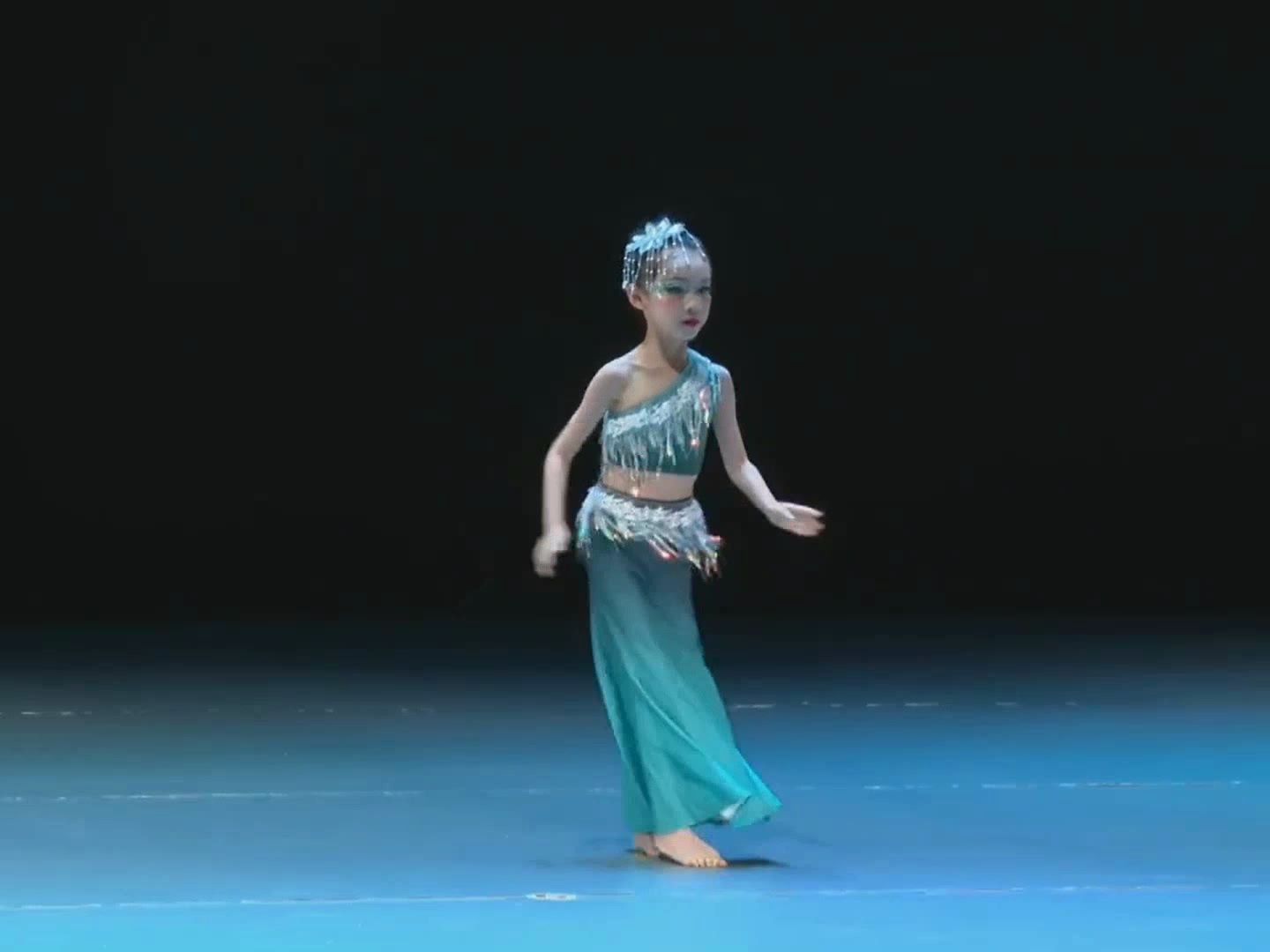 少儿傣族舞《小河弯弯》,小女孩一身青衣,光着小脚丫,舞姿优美动人