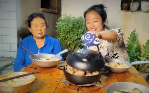 下载视频: 小峰买个小猪烤锅做烤鸡，20分钟就熟了，开盖那一刻闻着太香了