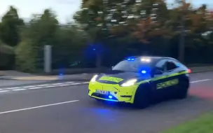 Descargar video: 英国特斯拉Model Y警车出警！