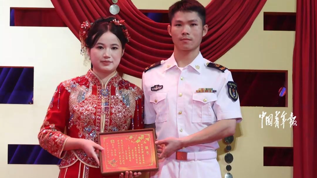 新婚不久，韦炳陶前去执行出海任务，返航时恰逢单位举办集体婚礼，单位专门邀请新娘从老家来到部队，给他送上惊喜。