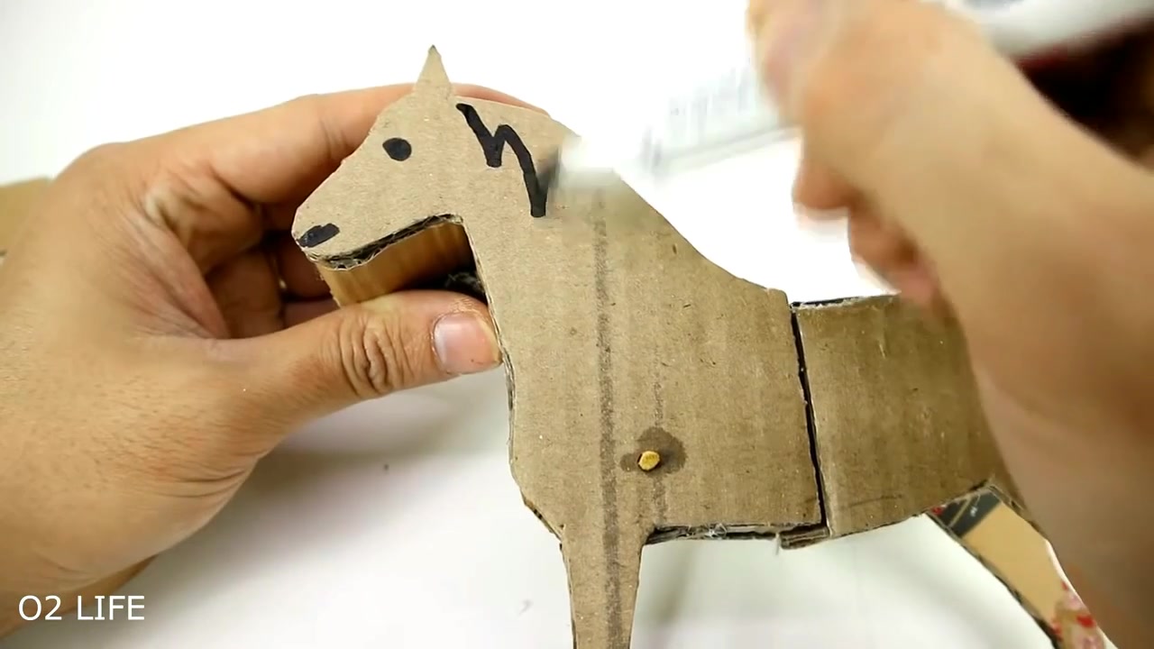 手工制作奔跑的小马驹以水压为动力