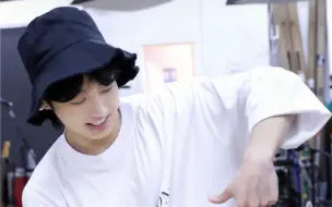 Descargar video: 柾国 (Jung Kook) 'GMA' Practice Behind Short Film