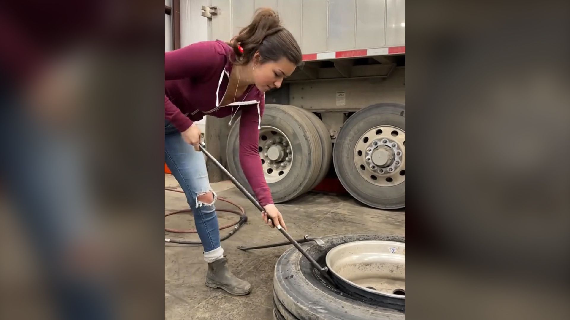 小姐姐修轮胎被人质疑摆拍,于是就拍这了个装卸轮胎 补胎的视频.