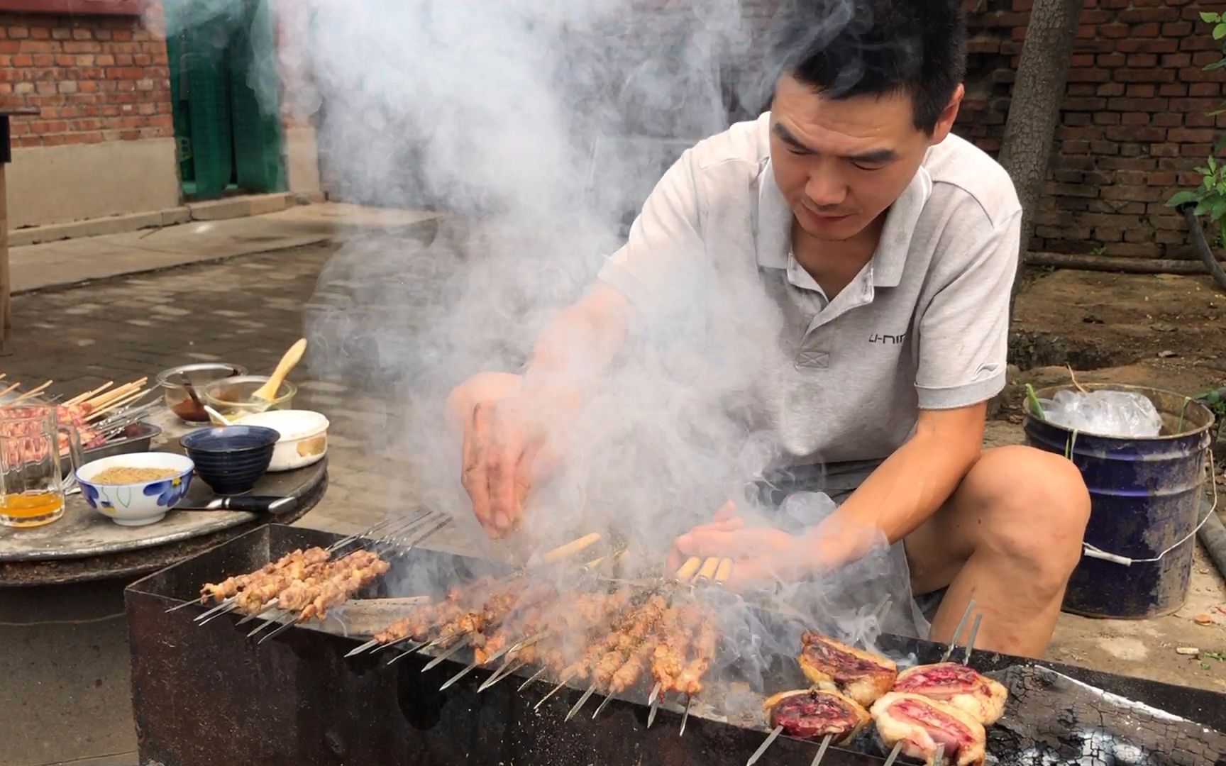 阿远请四叔吃烧烤120块钱买了3斤羊肉光闻羊肉味儿都饿了