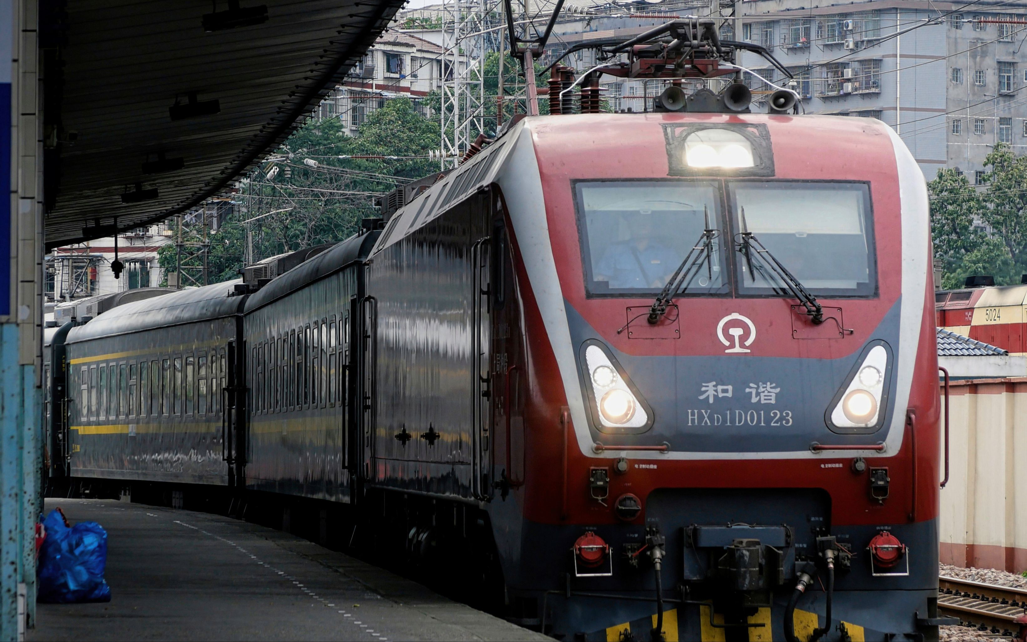 上局沪段hxd1d0123牵引客车k112次怀化站进站