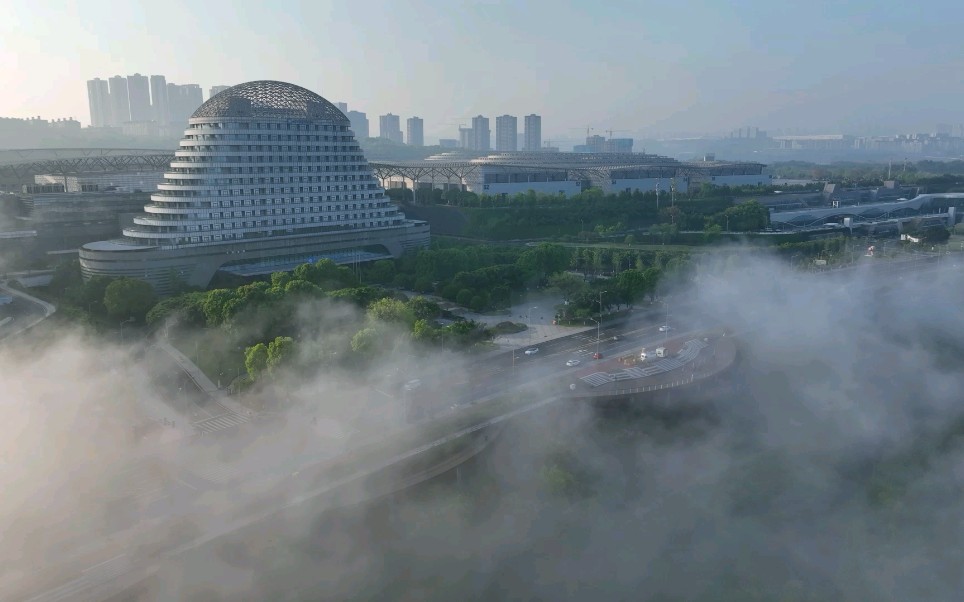 [图]重庆不只有云海列车，还有雄踞嘉陵江岸重庆国际博览中心，重庆的城市名片，形似破茧振翅的“蝴蝶”。