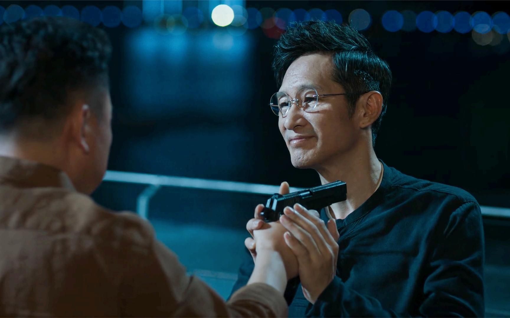 公安局长拿枪顶着林耀东脑袋,下秒东叔一句话,马局长冷汗直流