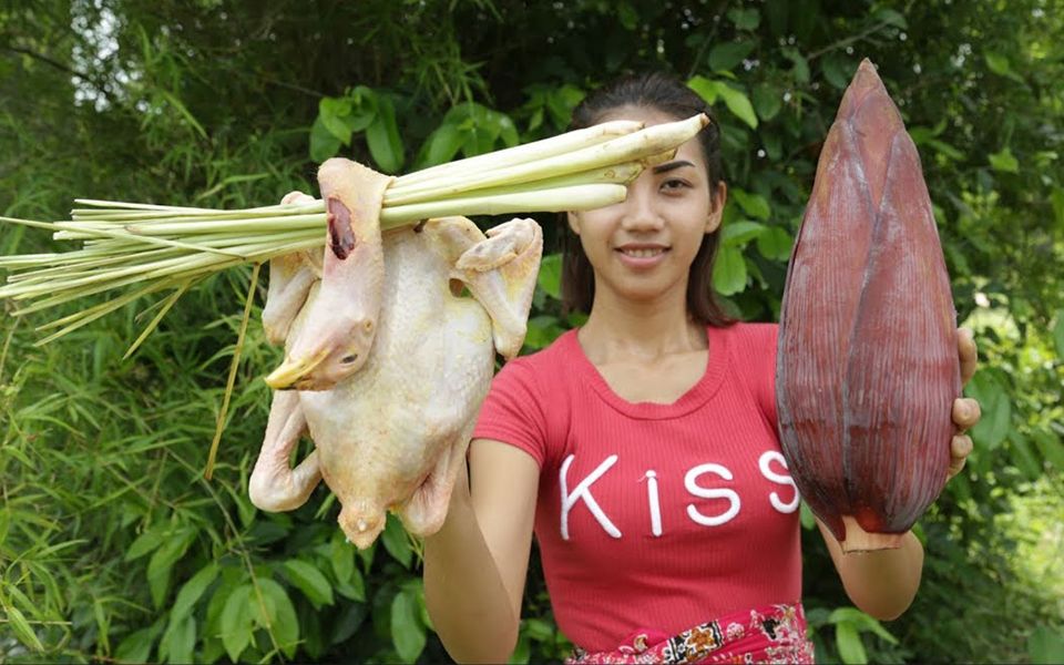 [图]柬埔寨小姐姐在野外做芭蕉花炖鸡，看着就想咬一口