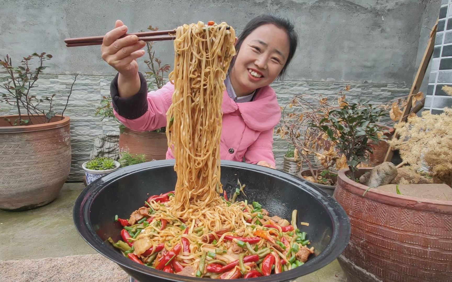 农村媳妇做一锅豆角蒸面条,菜多肉多面条软,香喷喷吃着真带劲哔哩哔哩bilibili