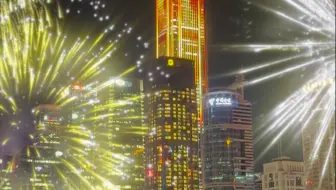 【深圳经济特区45周岁生日快乐】昨晚的市民广场，真的是人从众叕！万众期待灯光秀如期上演，天地辉映，璀璨夺目，在夜空中展现出深圳45年辉煌画卷，现场“哇”声一片！