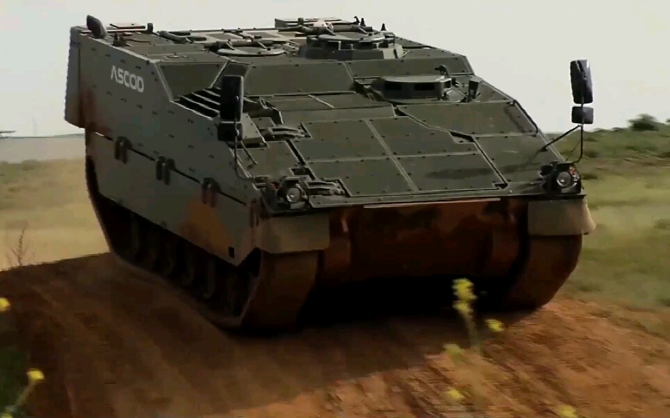 西班牙ascod装甲车行进射击与通过性试验
