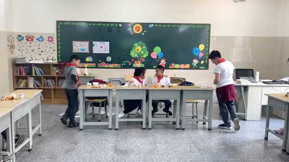 [图]小学生的击鼓传花游戏 刺激