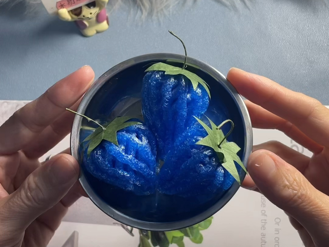 用水果网做颗可爱蓝色的小草莓!