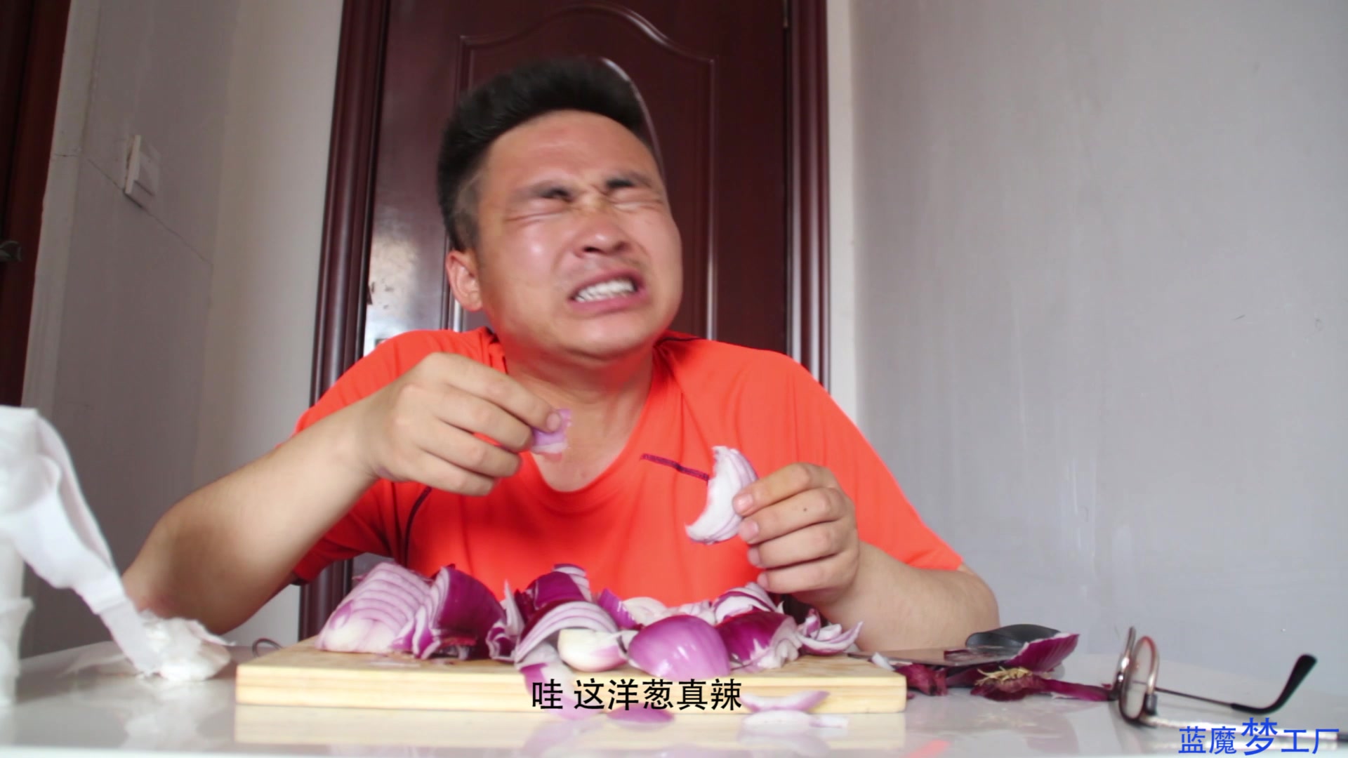 小伙子挑战切洋葱吃洋葱,眼睛辣的睁也睁不来啦_哔哩哔哩_bilibili