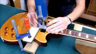 Télécharger la video: 拾音器开槽 p90改双线圈 P90 to humbucker pickup conversion