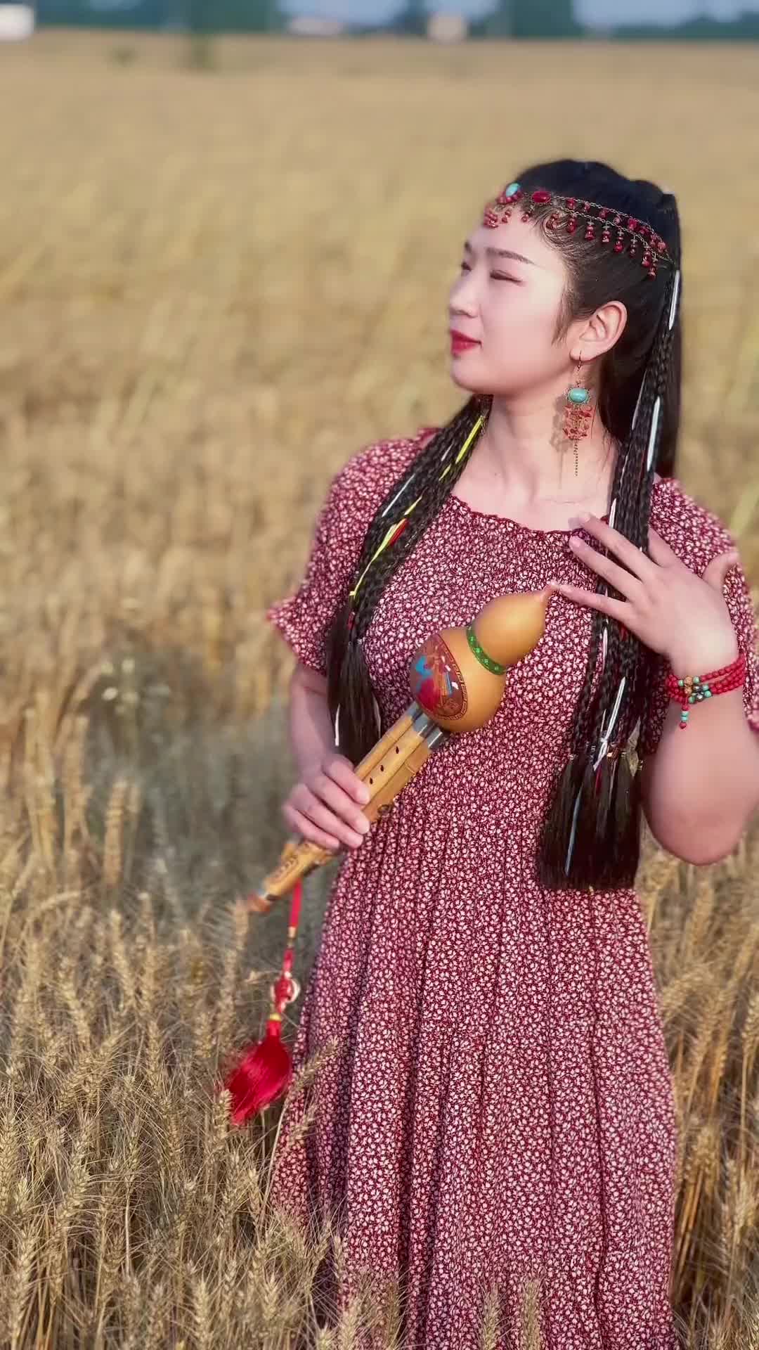 气质少数美女小麦地里葫芦丝演奏一曲经典老歌草原上升起不落的太