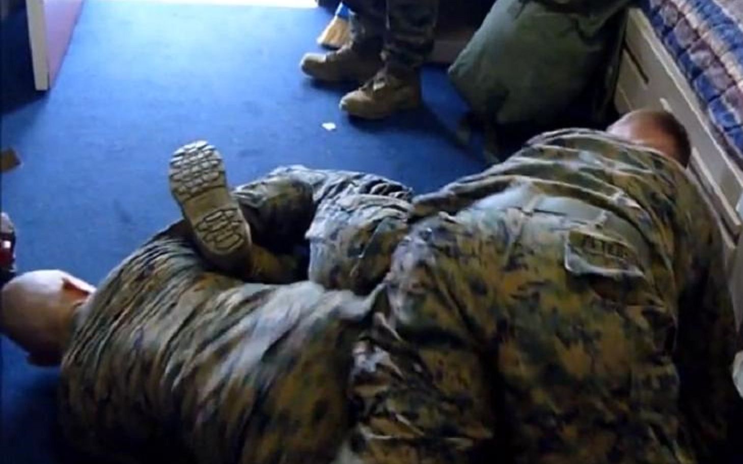 【多人♂运动】美国军人在军队宿舍里玩摔跤!