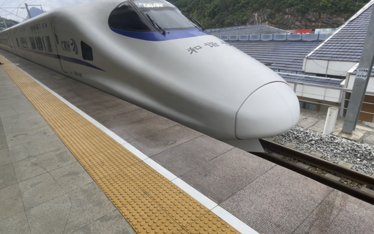 d1806(本务crh2a-4062)进入阳朔站