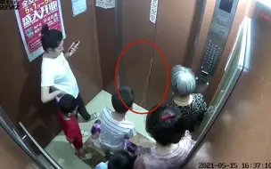 Tải video: 男孩跳绳卡电梯，旁人提醒奶奶竟笑着不以为然，随后一幕令人后怕