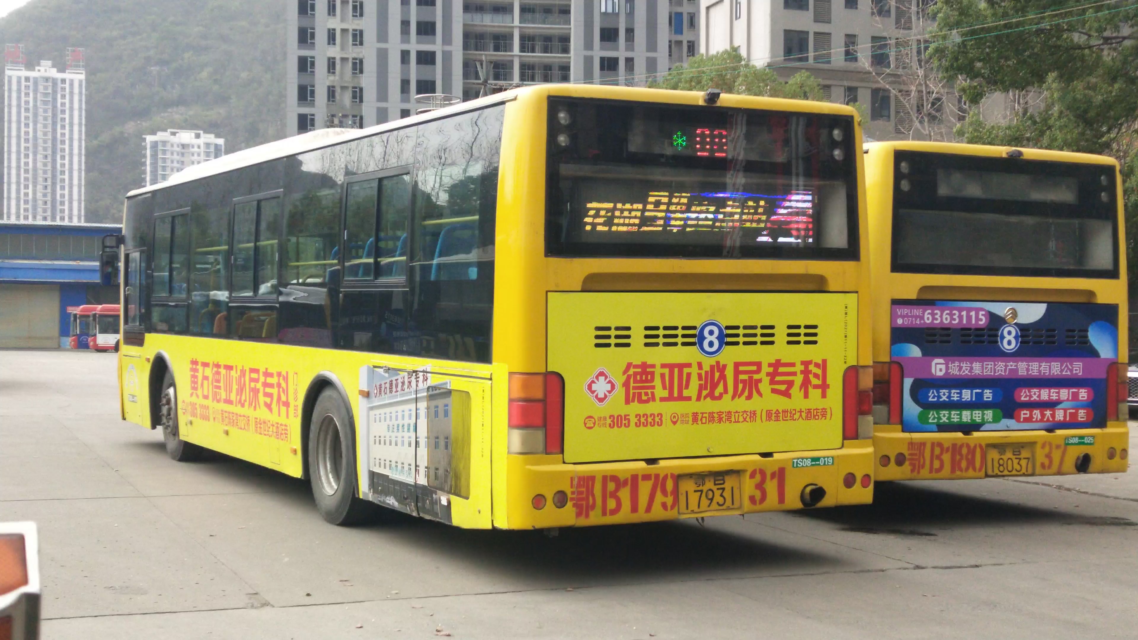 厦门金旅8路公交车驶进宏维新都总站