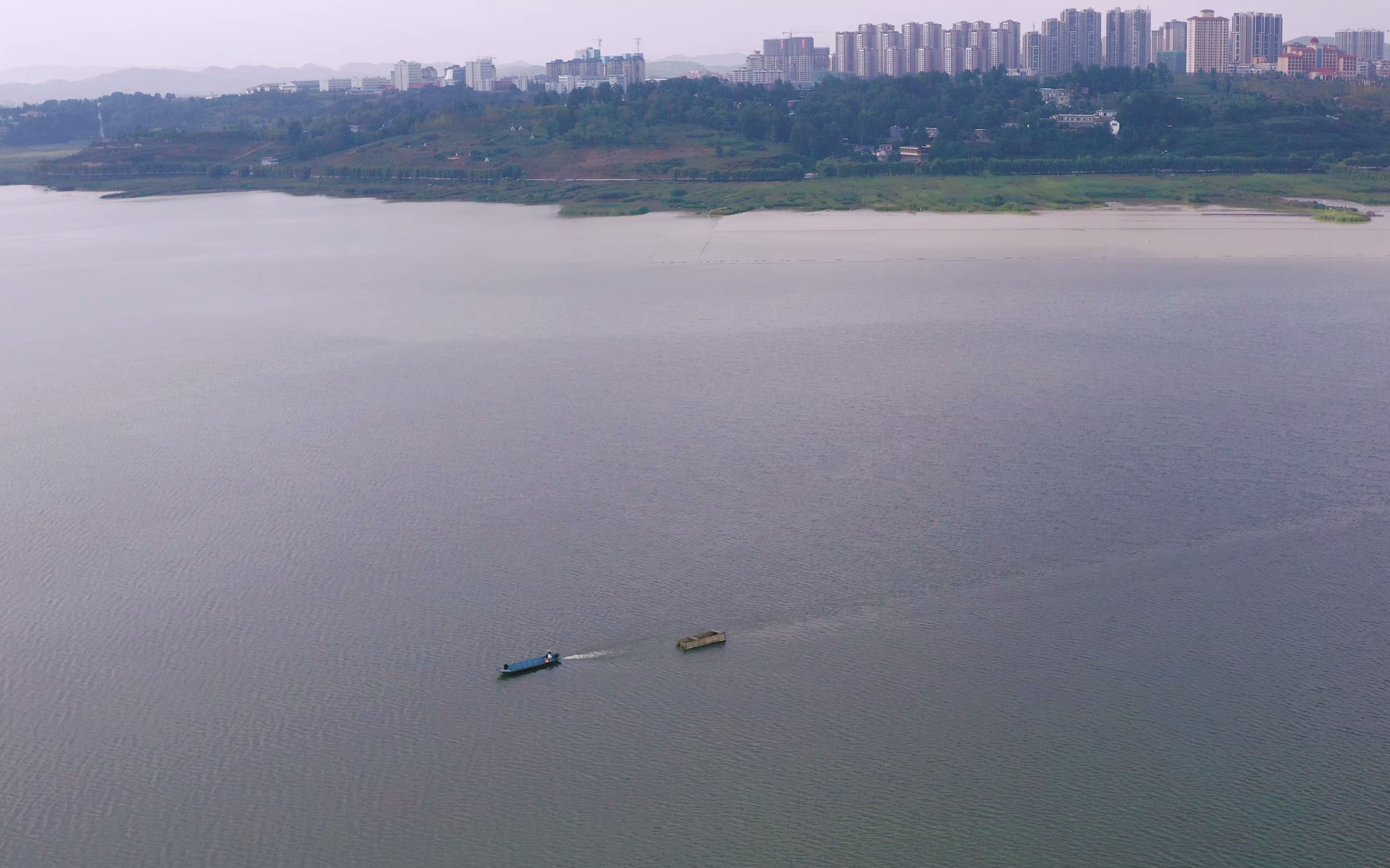 [图]位于草海的一叶孤舟，沧海一粟，独自在水中央游走 #好山好水好风光 #湖边美景 #游船