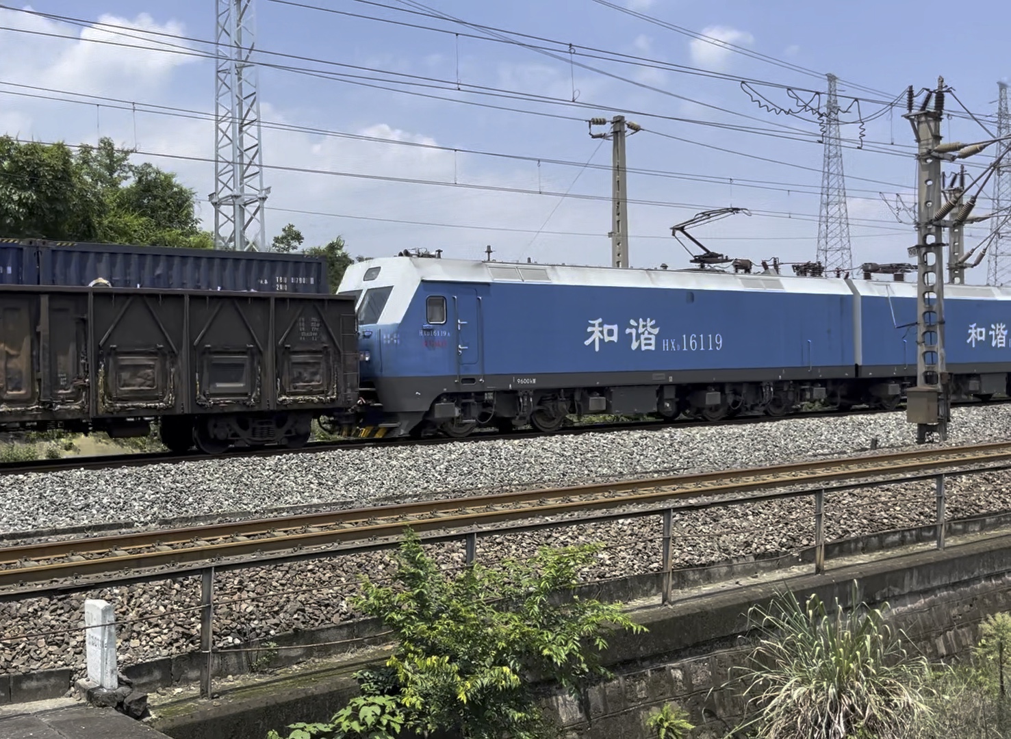 【宝成线】成局成段蓝精灵hxd1 6119牵引货列通过宝成线江油站去双