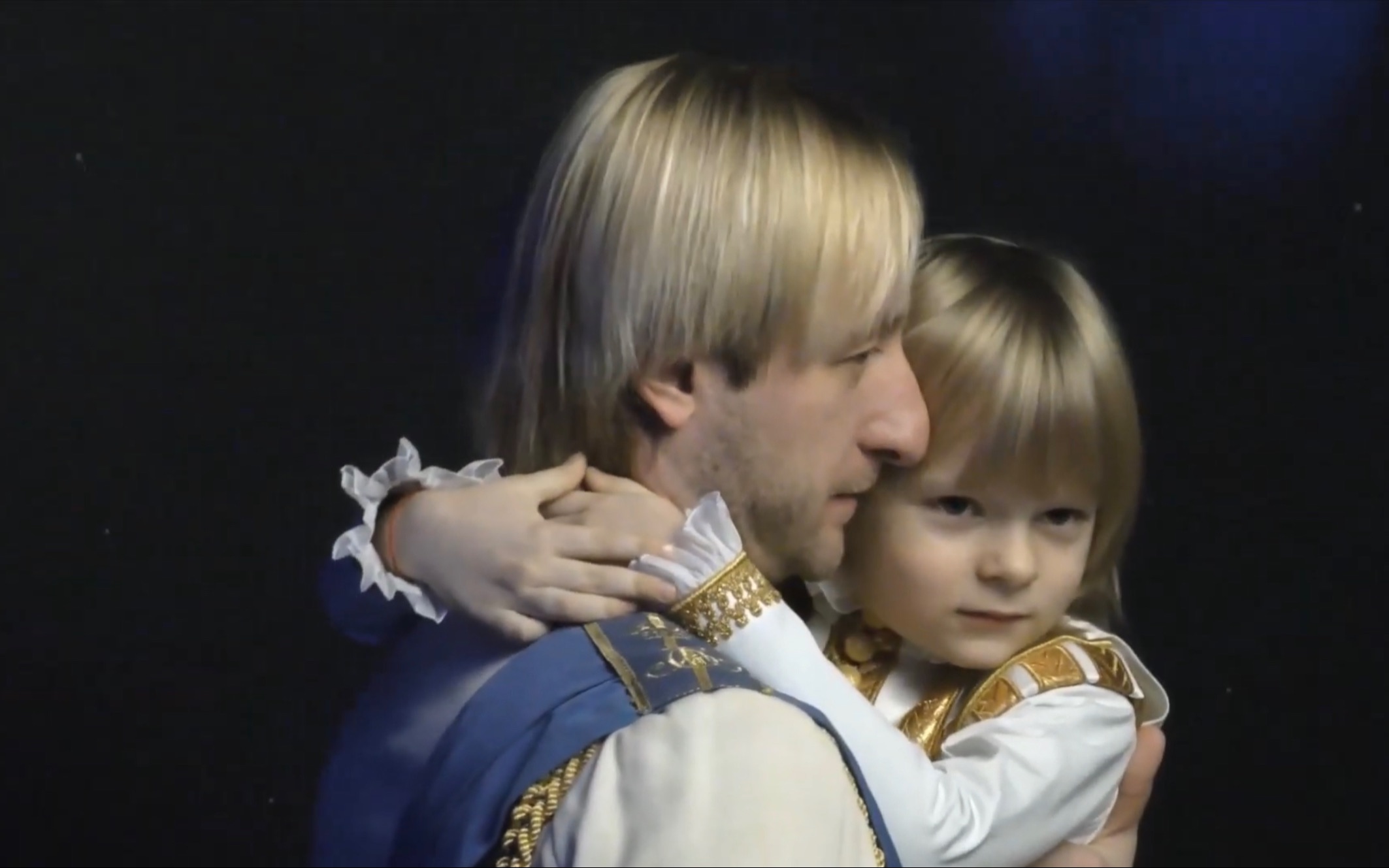 普鲁申科 萨沙拍宣传照差点摔倒,要爸爸安慰_哔哩哔哩_bilibili