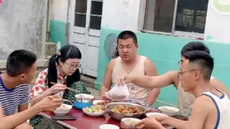 Tải video: 溜面商店部分团伙成员聚餐，哑巴回老家，溜子在家养伤，片尾大爷经胖哥证实为隔壁老王。