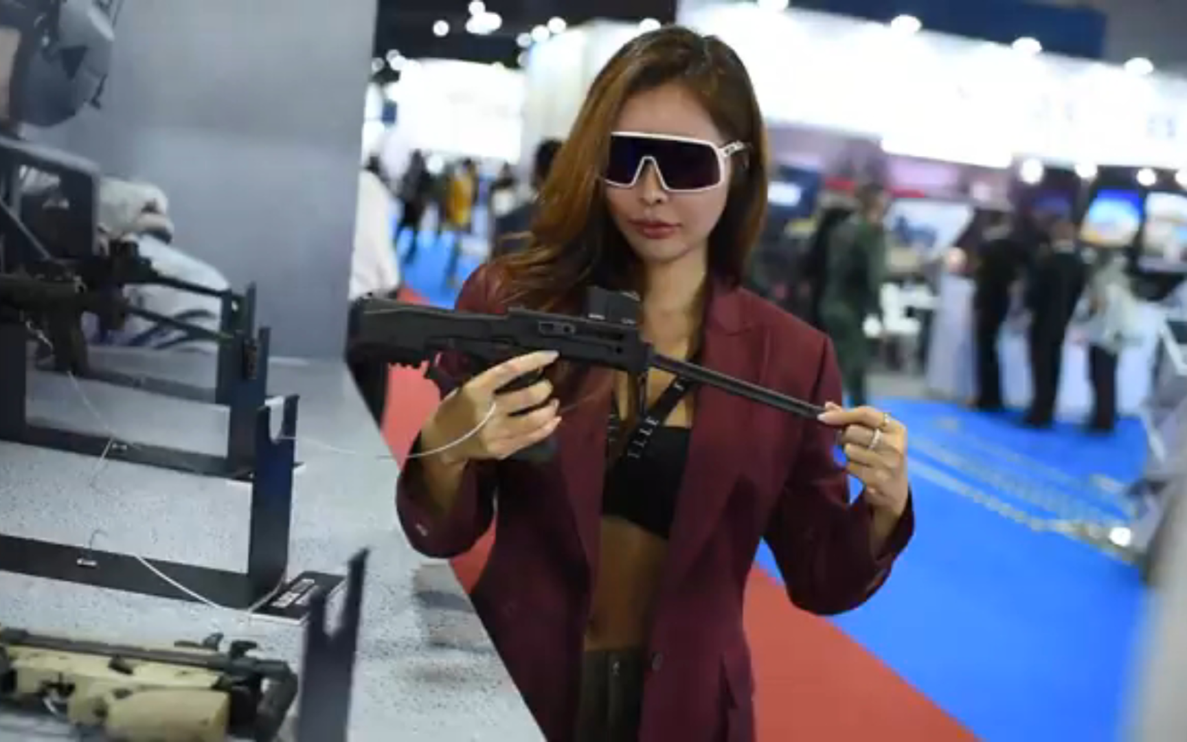 arabela的爱勒贝拉女教练员在柏林kar98k毛瑟步枪展览馆