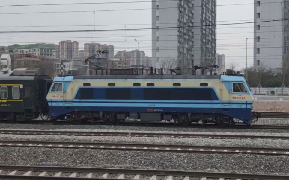 ss8 0120牵引k511次通过京广线k2253km处