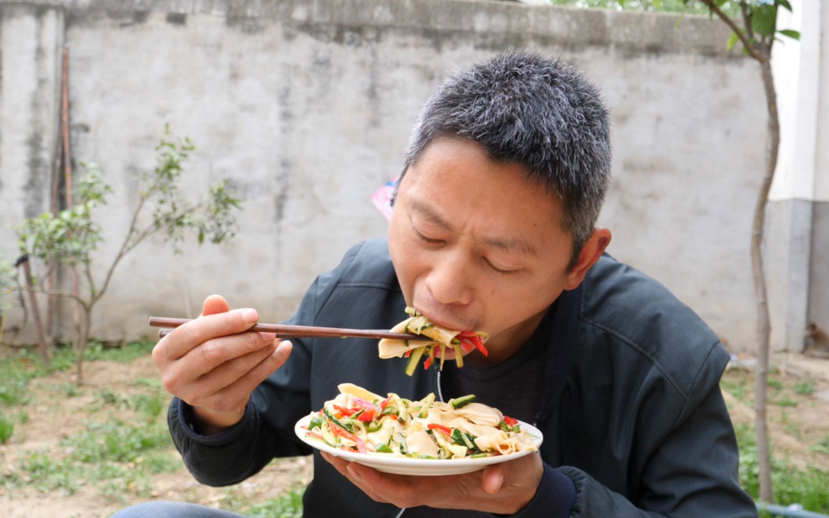 夏天来了吃面皮很爽,农村小罗凉拌1大盆,吃的满嘴流油