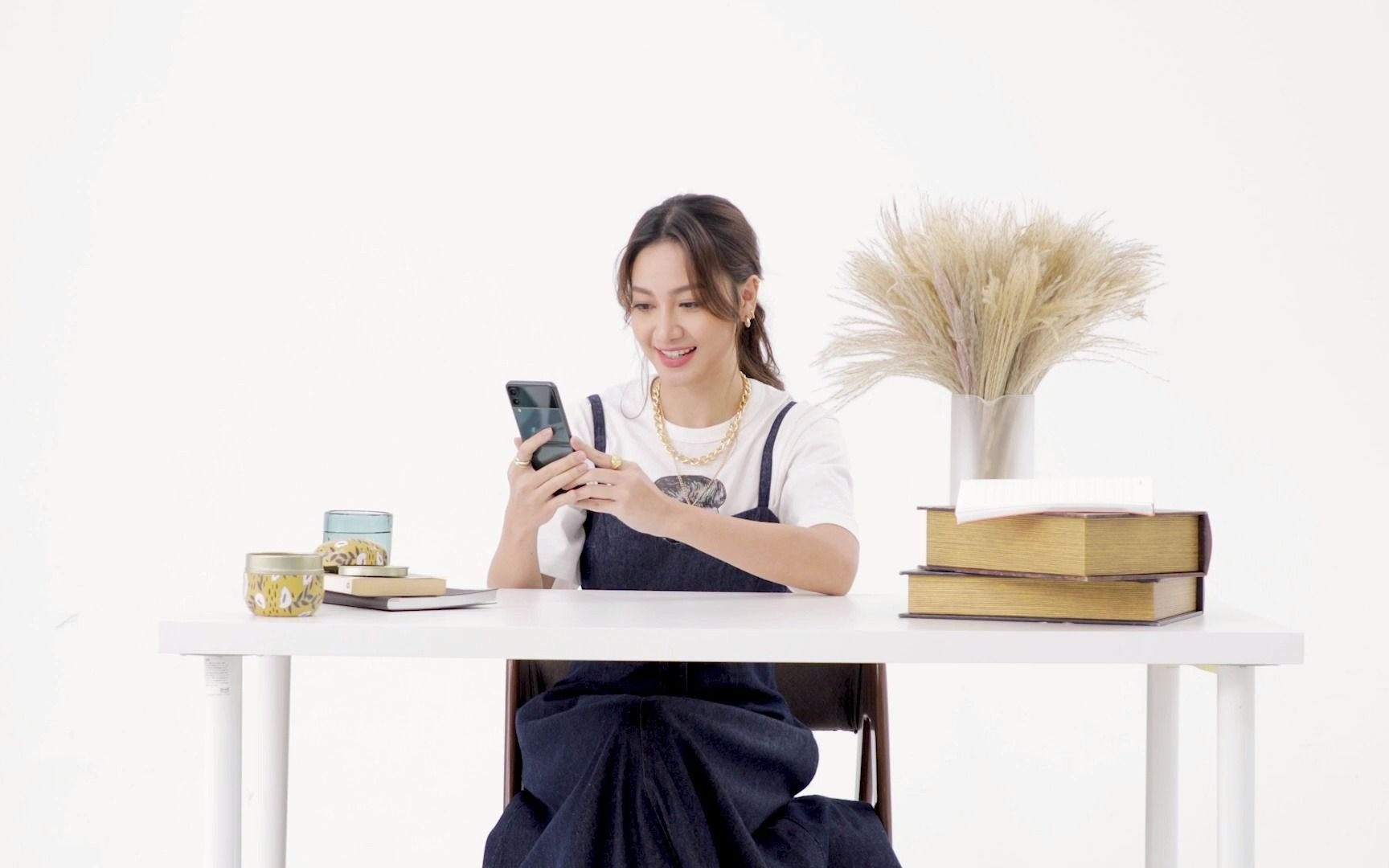 坐在桌边玩手机的女人_哔哩哔哩_bilibili