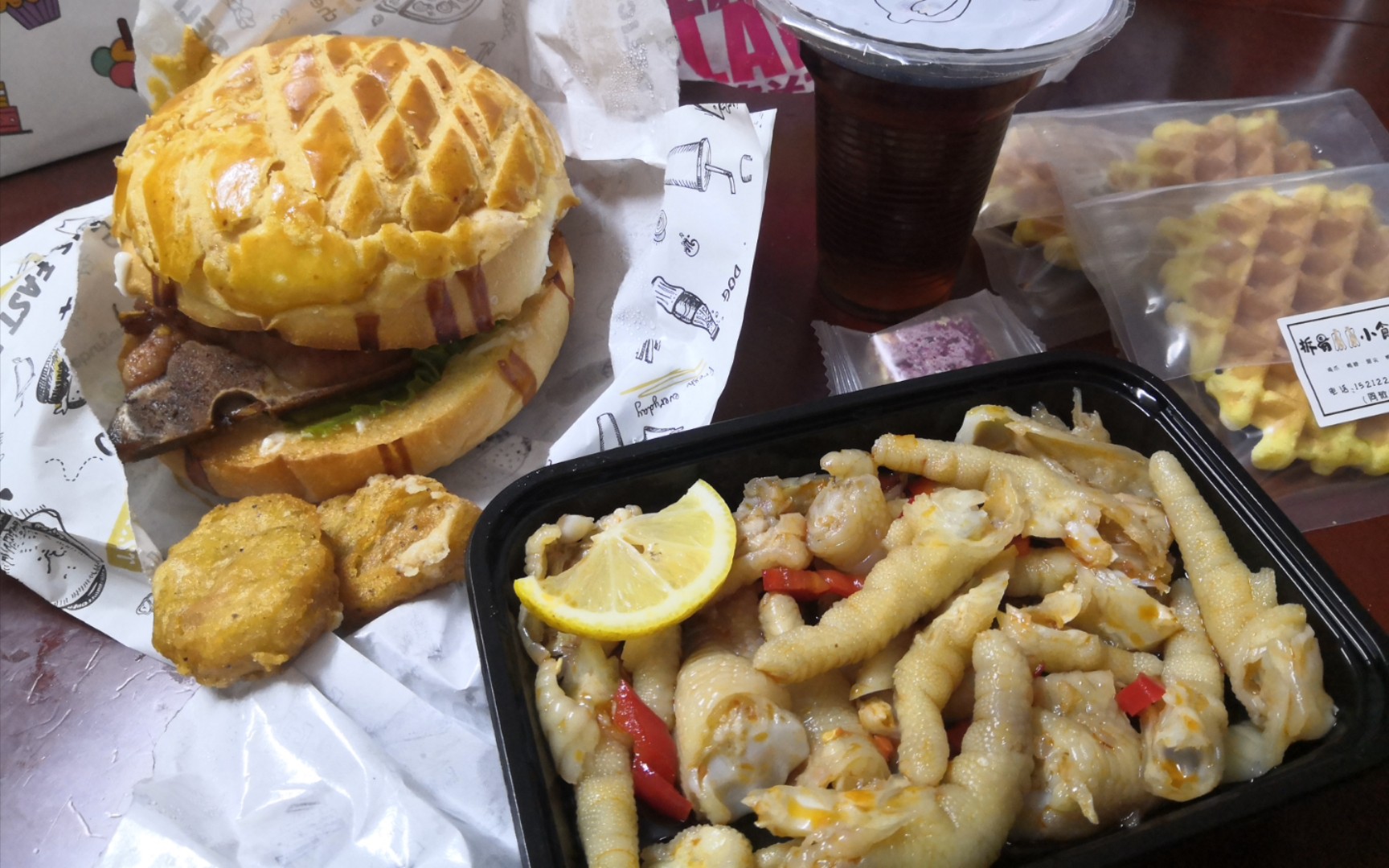 【外卖】带骨猪扒包,有点太甜了&柠檬酸甜微辣鸡爪,爪爪绝了