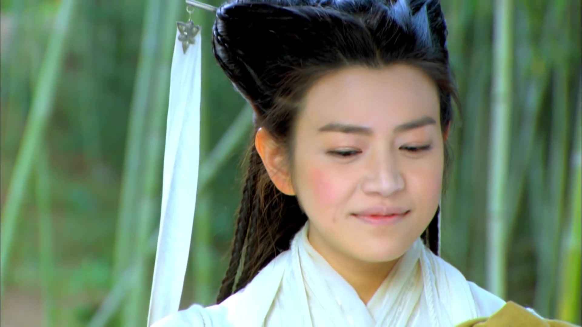 郭芙被困火中没想到小龙女不计前嫌让杨过冲进火海救她