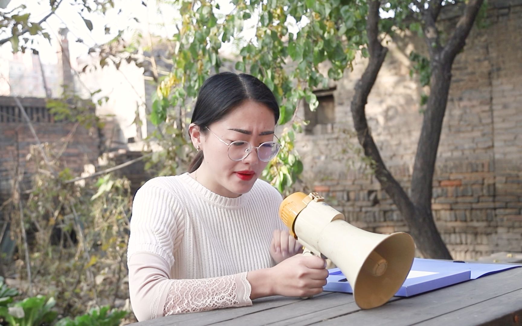 女村长大喇叭提醒村民双十一理性消费,一句比一句有才