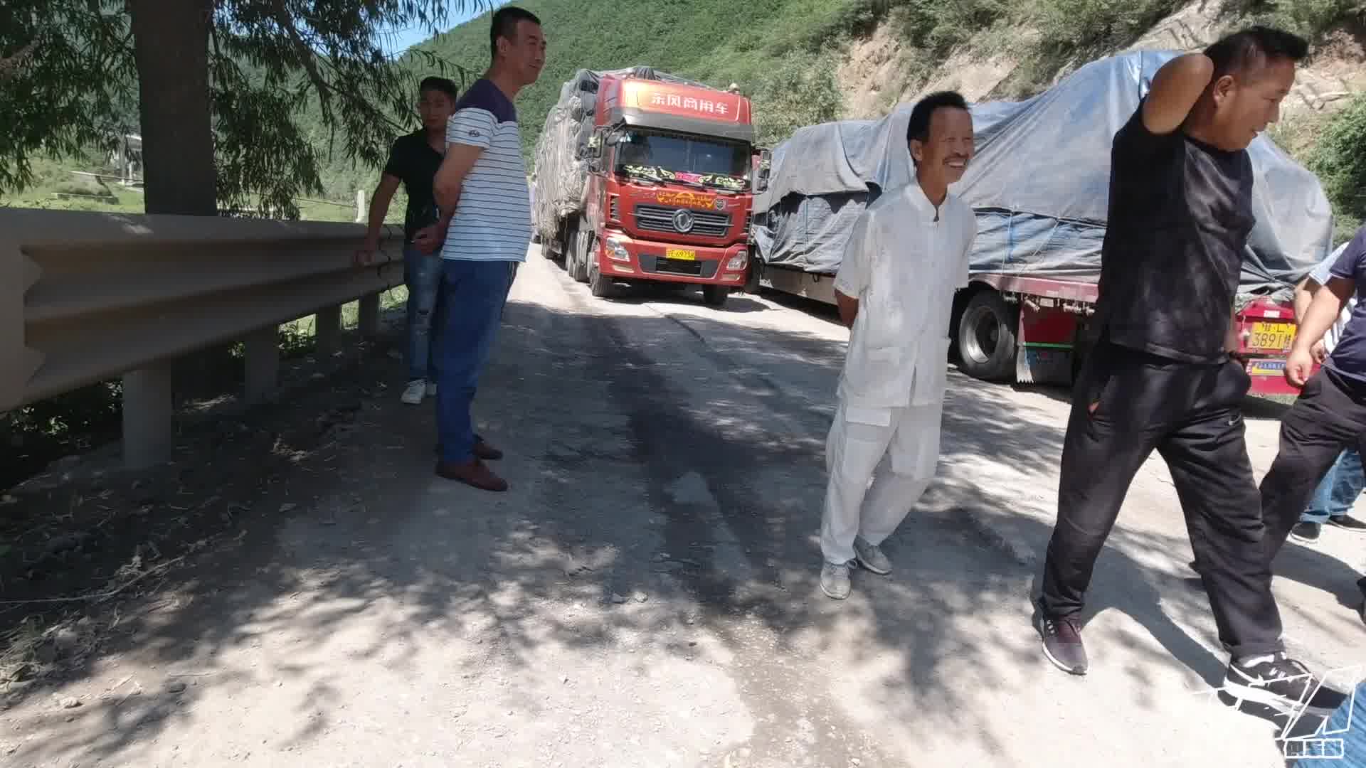 [图]【电动车环游中国】第26天，骑着电动车横穿中国的奇妙旅行，山路堵车我来开路！