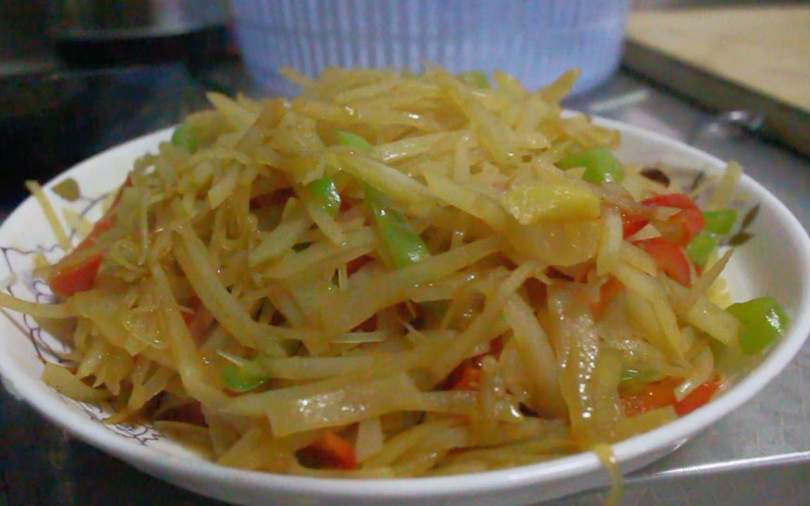 小姐姐做了一盘家常酸辣土豆丝,看着眼馋,吃着味美!