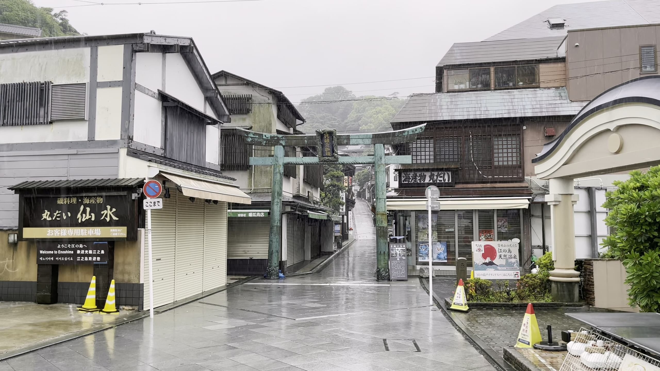 4k60fps 日本江之岛下大雨的清晨街道散步