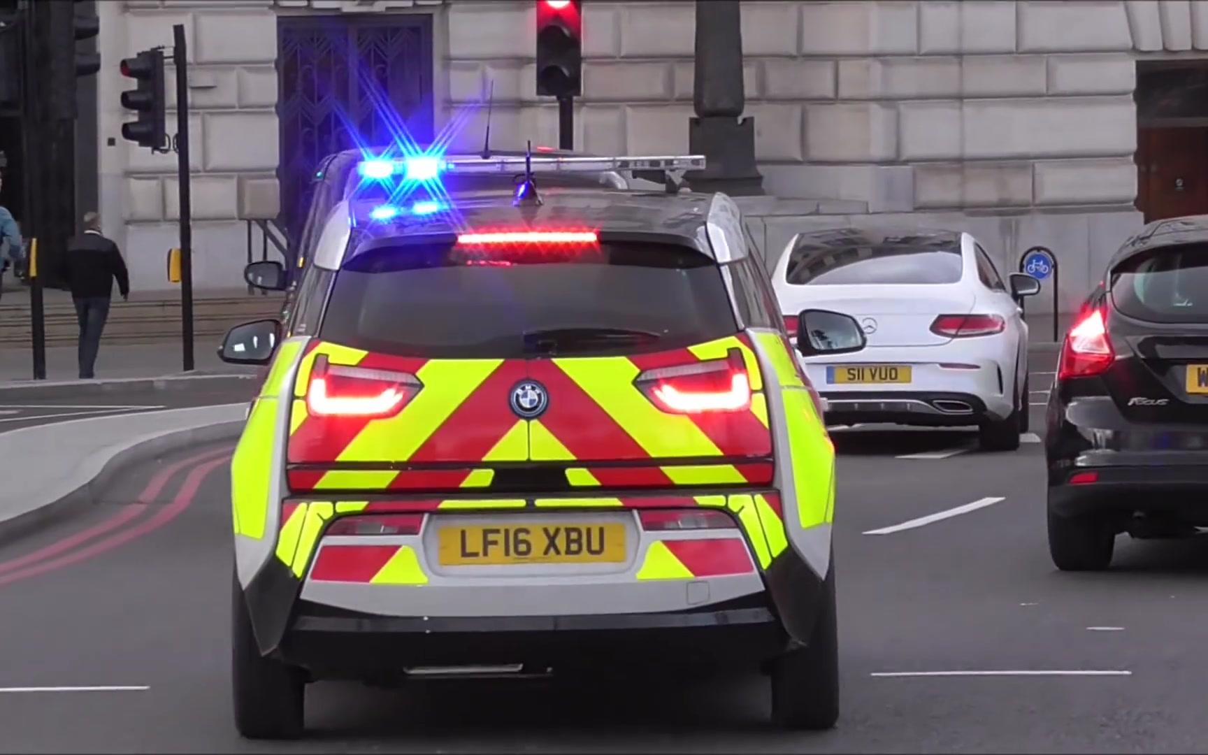 伦敦街头偶遇警车紧急出警～使用世界独特的英式警报器治安调开启出警