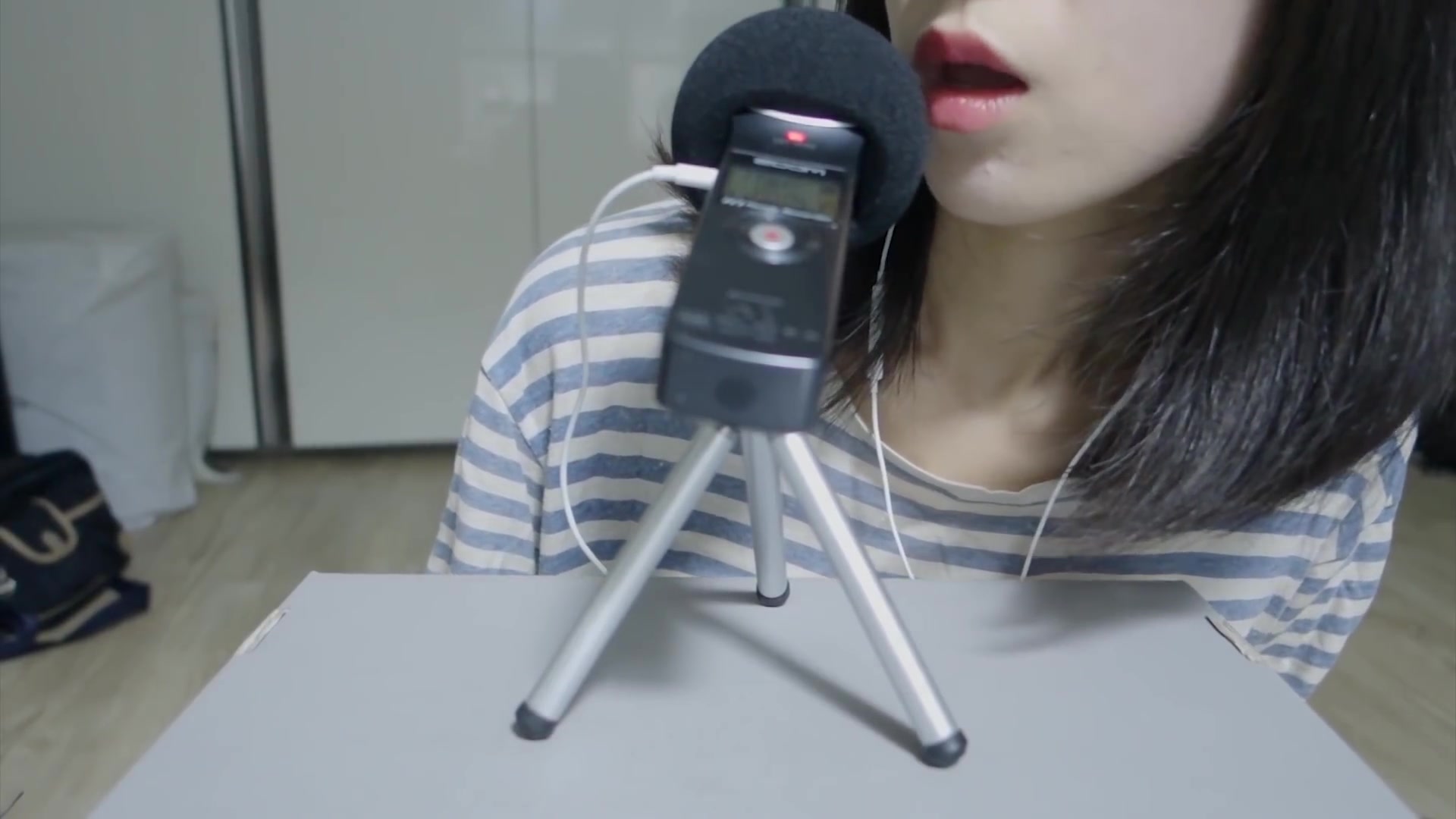 【latte】小姐姐早期视频-咀嚼棉花糖的酥麻声